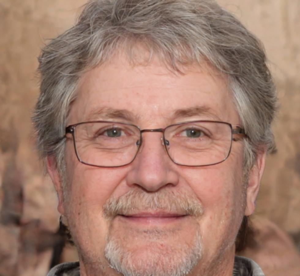 Miembro del equipo suvantheriq trabajando con datos financieros