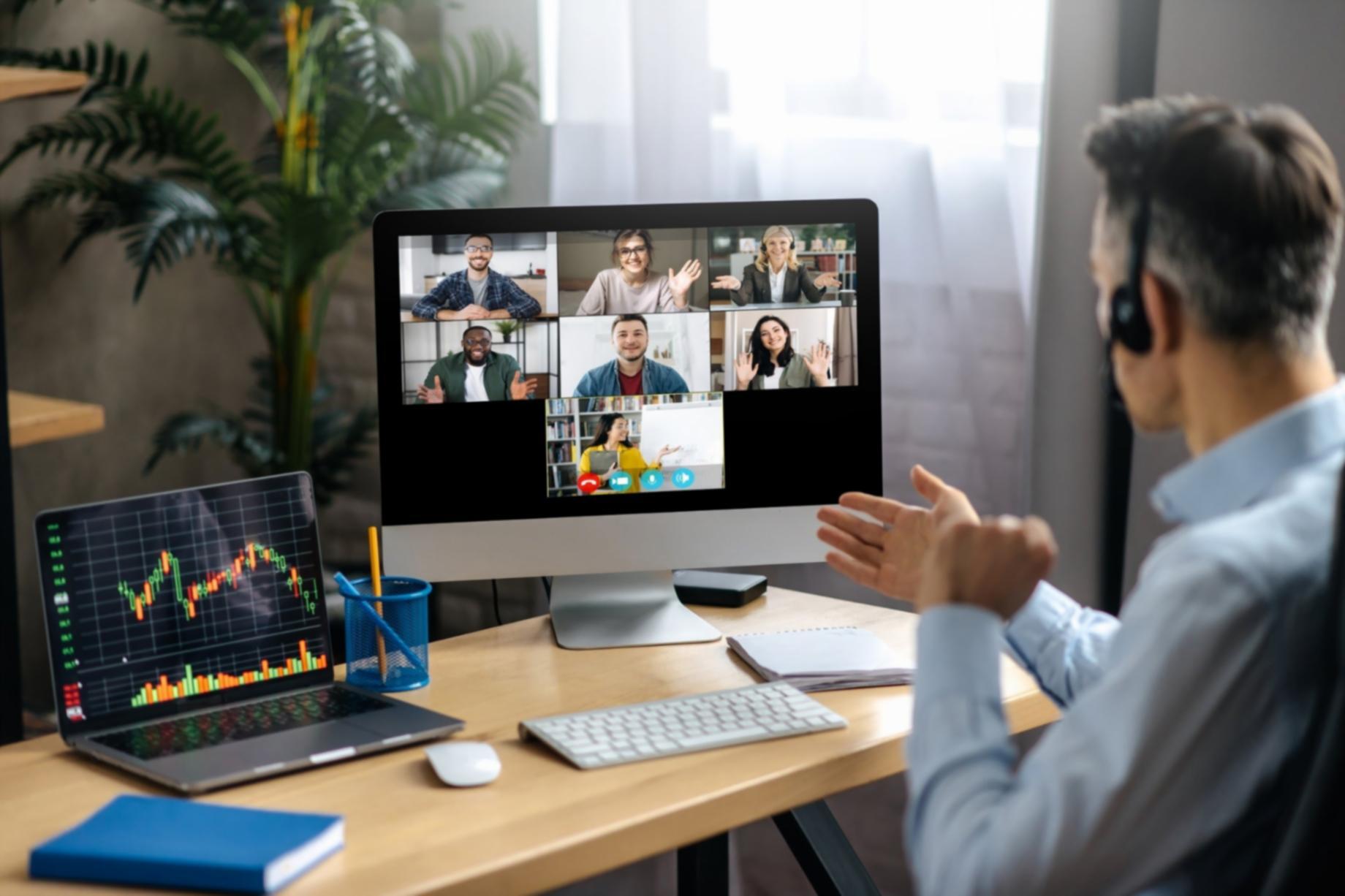 Estudiante internacional gestionando finanzas en campus universitario